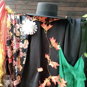 Les mal aimes decor chapeau laumadi web